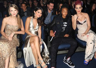 The glitz, glamour and gigglesome moments from the 2011 American Music Awards in Los Angeles!