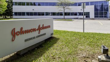 Women injured through defective Johnson &amp; Johnson pelvic mesh implants may receive higher returns on a $300 million class action settlement after a former-chief judge has been called on to find the best deal.