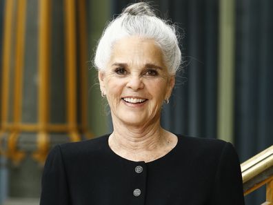 Ali MacGraw di koleksi Chanel Cruise 2020 pada 03 Mei 2019 di Paris, Prancis. 