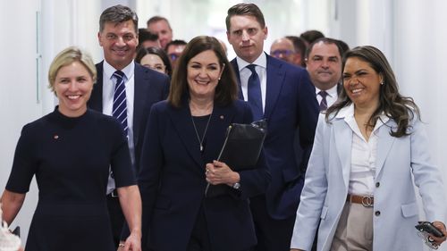 Senatörler Jessica Collins, Sarah Henderson ve Jacinta Nampijinpa Price, Liberal Parti toplantısına katılırken.