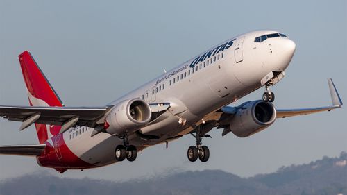 Un Boeing 737 VH-VZU di Qantas decolla dall'aeroporto di Adelaide.