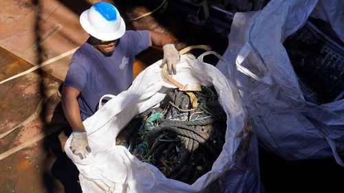 یک کیسه پلاستیک و زباله جمع‌آوری شده در لکه زباله بزرگ اقیانوس آرام در ساوسالیتو، کالیفرنیا در جولای 2022 تخلیه می‌شود.