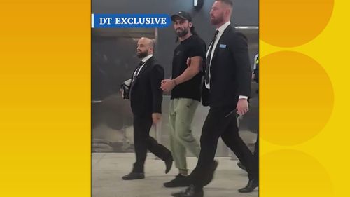 Secondo quanto riferito, l'uomo è stato arrestato con l'accusa di aggressione non correlata.