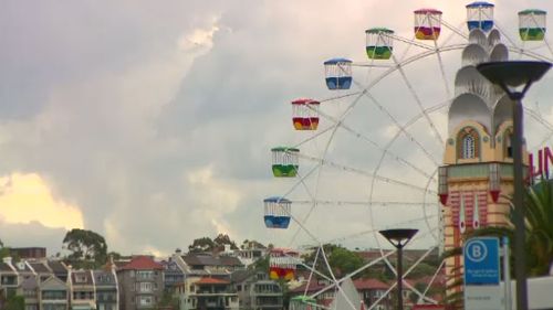 Dark clouds rolling through Sydney, as seen looking west from Sydney's north (9NEWS)