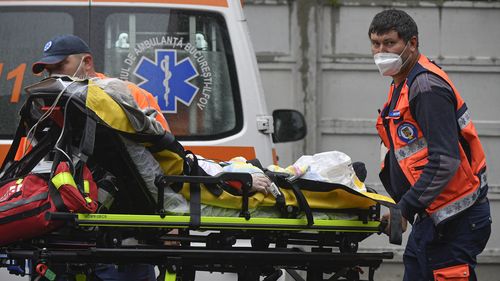 Paramedicii aduc marți, 12 octombrie 2021, un pacient în vârstă, care a fost transformat într-o unitate CODIV-19 din cauza numărului mare de cazuri, la Spitalul Bagdasar-Arseni din București. România a raportat marți aproape 17.000 de cazuri noi.  Infecții cu COVID-19 și 442 de decese, cel mai mare număr de infecții cu coronavirus și decese într-o singură zi de la începutul pandemiei, în timp ce sistemul de sănătate al țării se luptă să facă față unei creșteri puternice a noilor cazuri (AP Photo/Andreea Alexandru)