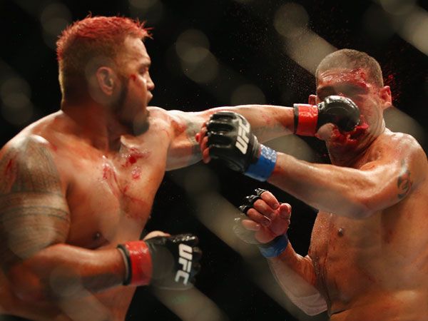 Mark Hunt puts a clean shot on Antonio "bigfoot" Silva during their first UFC fight in 2013. (Getty)