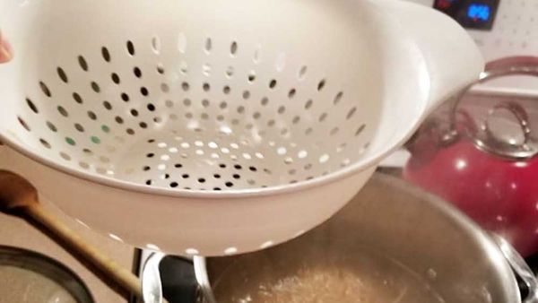 Good Samaritan shows how a colander should be used, and Twitter could not be more stunned