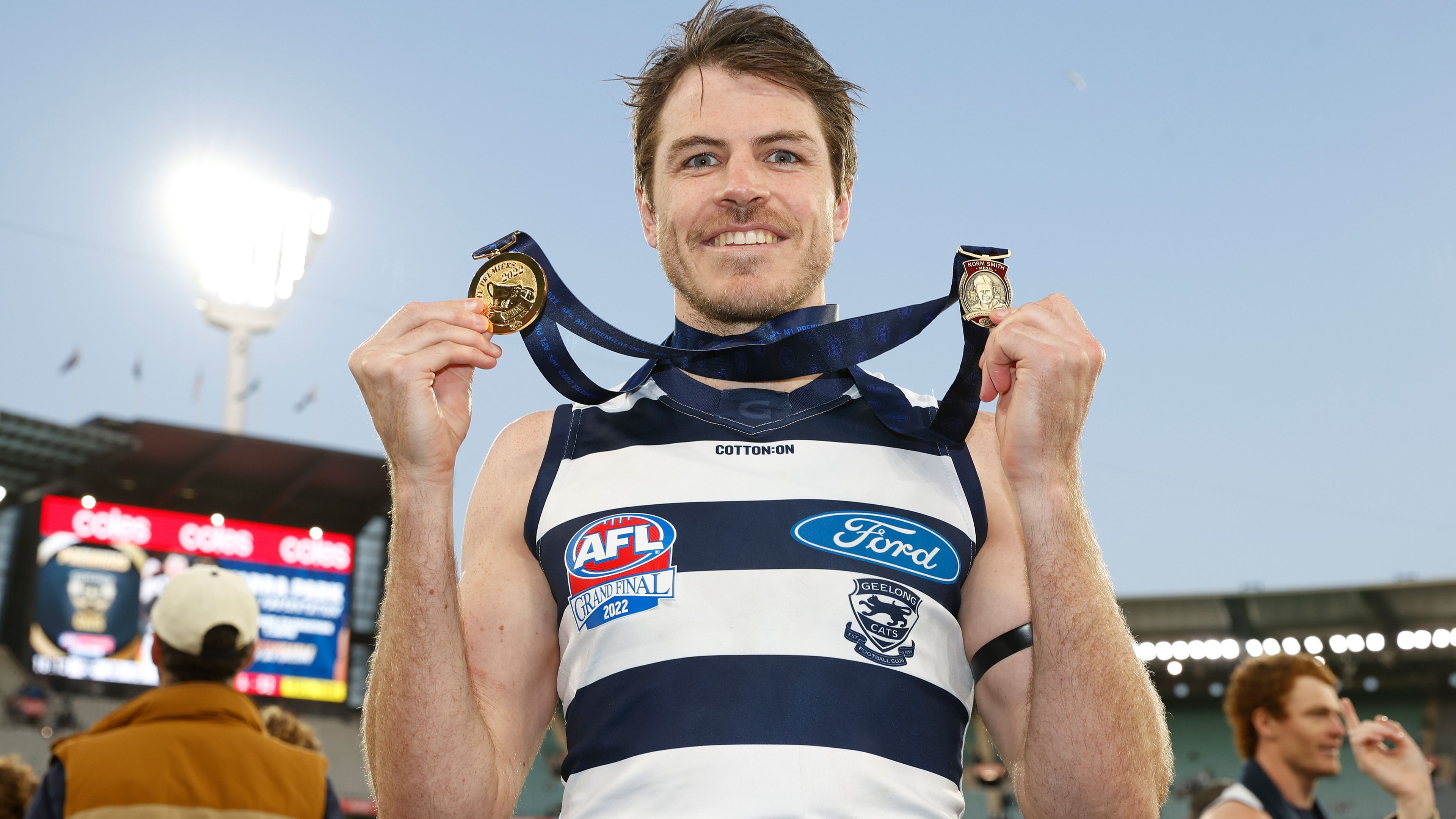 Four-time premiership star Isaac Smith retires after stellar career with Cats, Hawks