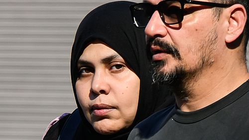 Hoda Elabady (a sinistra) arriva al tribunale distrettuale di Parramatta, Sydney, martedì 7 aprile 2026. (AAP Image/Bianca De Marchi)