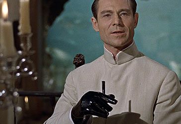 How does James Bond kill Dr Julius No in the film, Dr No?