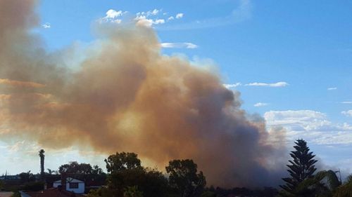 An out-of-control bushfire is threatening Edith Cowan University in Joondalup. (Twitter/@TanyiaMaxted)