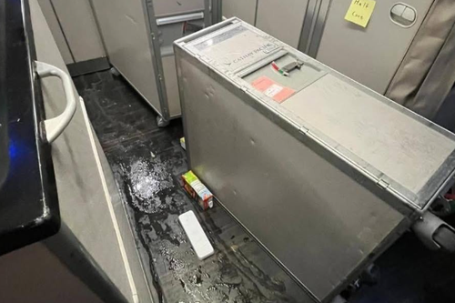 Dieci persone sono rimaste ferite dopo che una forte turbolenza ha colpito domenica un aereo in volo da Hong Kong a Brisbane.