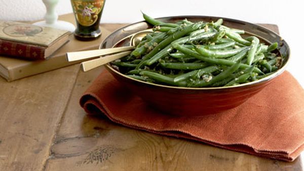 Green bean and walnut salad