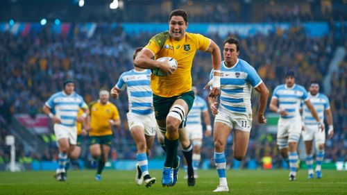 Wallaby lock Rob Simmons runs away for the first try of the match. (Getty)