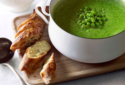 Pea and fennel soup with parmesan garlic bread