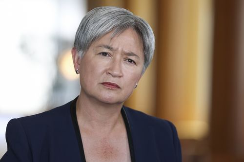 Il capo del governo al Senato e il ministro degli Affari esteri Penny Wong durante una conferenza stampa al Parlamento di Canberra mercoledì 4 marzo 2026. fedpol Foto: Alex Ellinghausen
