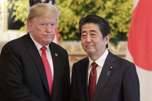 美国前总统唐纳德·特朗普（左）和日本首相安倍晋三于 2019 年 5 月 27 日在东京日本宾馆赤坂宫会面前合影留念。