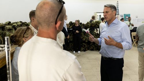 Il Vice Primo Ministro e Ministro della Difesa on. Il deputato Richard Marles incontra il personale delle forze di difesa australiane schierato nella regione del Medio Oriente con l'aereo E-7A Wedgetail.  