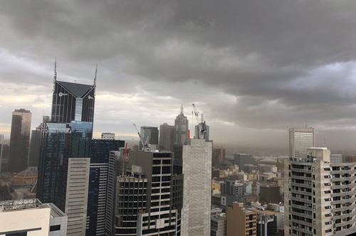 Melburnians woke up to dark clouds hanging over the city. (9NEWS / Katie Hale) 