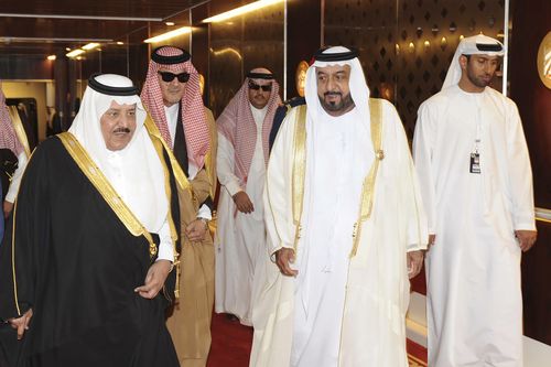 Dans cette image mise à disposition par Emirates News Agency, WAM, le président des Émirats arabes unis, Sheikh Khalifa bin Zayed Al Nahyan, 2e à droite, marche avec le prince saoudien Nayef bin Abdul Aziz, 3e à gauche, et le ministre saoudien des affaires étrangères, le prince Saud Al Faisal, 4e à gauche, pendant le 31e Conseil de coopération du Golfe, sommet du CCG à Abu Dhabi, le lundi 6 décembre 2010. 