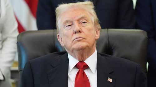 O presidente Donald Trump ouve o secretário de Saúde e Serviços Humanos, Robert F. Kennedy Jr., falar durante um evento sobre os preços dos medicamentos.