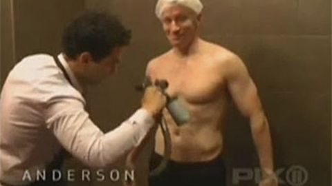 Anderson Cooper strips off for a spray tan with Snooki