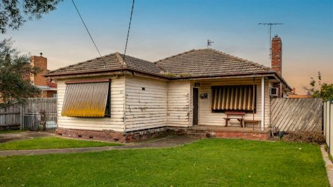 unliveable house melbourne thomastown auction sold no kitchen no bathroom domain 