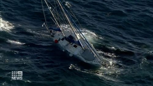 Le yacht a heurté un récif à Transit Rocks, près de Thomson Bay, juste à côté de Rottnest Island, près de Perth, et a commencé à prendre de l'eau.