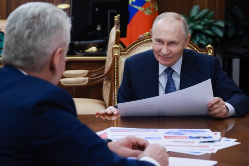 Il presidente russo Vladimir Putin, a destra, ascolta il sindaco di Mosca Sergei Sobyanin