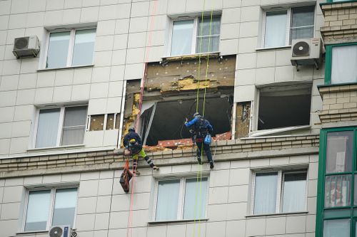 Prédio de apartamentos atingido por um drone ucraniano em Krasnogorsk, nos arredores de Moscou, Rússia