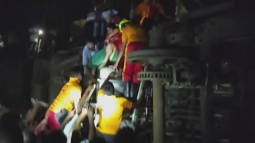 یک قطار مسافربری در هند از ریل خارج شد و دستکم 50 کشته برجای گذاشت و بسیاری دیگر گرفتار شدند.