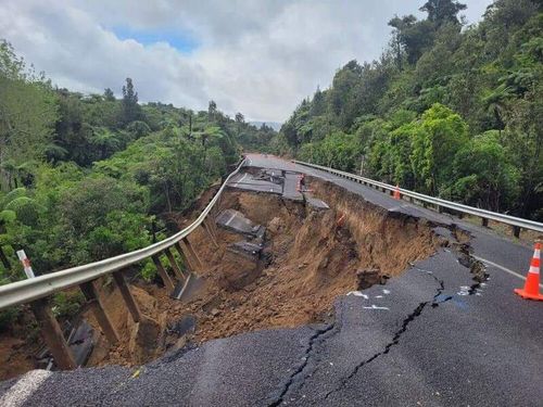 The damaged section of SH25A between Kopu and Hikuai on the Coromandel has collapsed.