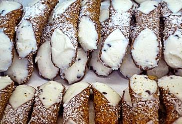 What type of cheese is traditionally used to make cannoli?