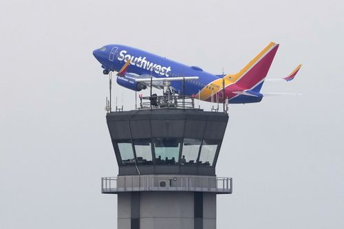 Пассажирский самолет Southwest Airlines вылетает из чикагского аэропорта Мидуэй, поскольку задержки рейсов, вызванные сбоем компьютера в Федеральном управлении гражданской авиации, приостановили полеты по Соединенным Штатам ранее в среду, 11 января 2023 года, в Чикаго. 