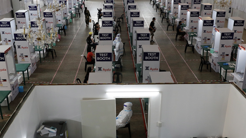 Trabajadores de la salud realizan pruebas en un centro de pruebas de COVID-19 en el Palacio de Manila durante una cuarentena comunitaria mejorada para prevenir la propagación del nuevo coronavirus el lunes 11 de mayo de 2020. (Foto AP/Aaron Favila)