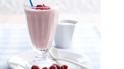 <strong>Banana and berry breakfast smoothie</strong>