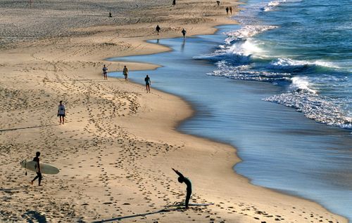 daylight saving:981020.smh.news.photograph:steven siewert bondi beach at sunrise.life begins with the sun rising at around 5am with crowds making the most of the early light which will begin an hour later as of sunday.