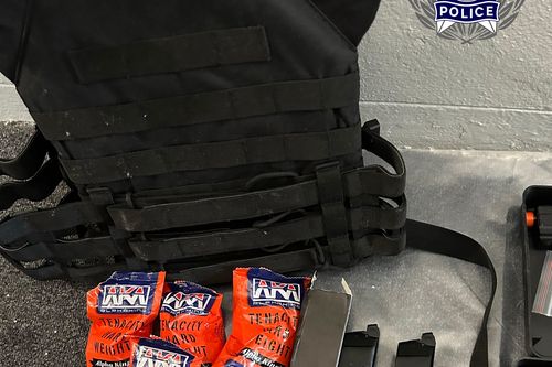 Um colete e munição para um blaster de gel e armas de ar comprimido. 