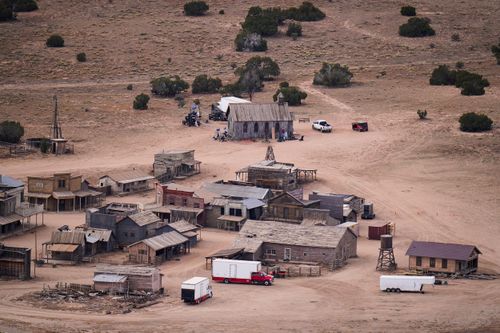Această fotografie aeriană arată Bonanza Creek Ranch din Santa Fe, New Mexico pe 23 octombrie, unde "Rugini" este filmat.