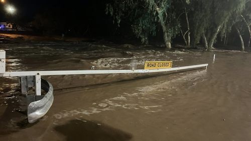 Questa mattina pericolosi temporali hanno interrotto diverse strade e strade rialzate a basso livello nella città.