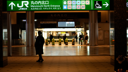 La gente attende la ripresa dei servizi ferroviari alla stazione di Tokyo, all'alba di giovedì 17 marzo 2022, poiché tutti i servizi sono stati sospesi dopo che un terremoto ha colpito l'area.