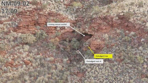 L'arbre et le rocher délogés de l'abri sous roche sacré de Nammuldi dans la région de WA Pilbara.