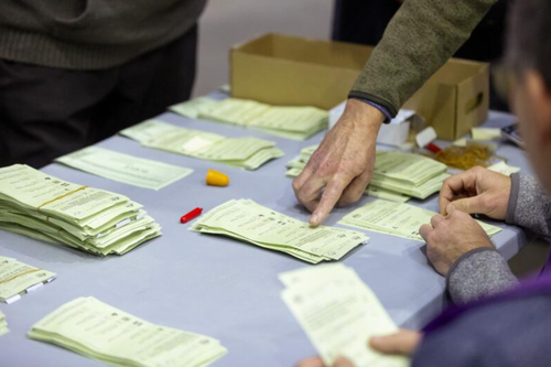 Os escrutinadores supervisionam a equipe da AEC, realizando uma recontagem de votos para o eleitorado federal de Bradfield, onde há uma disputa rígida entre a candidata liberal Gisele Kapterian e a independente Nicolette Boele.