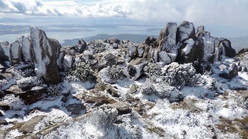 Mount Wellington covered in snow after 40C day.