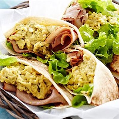 Pitas filled with ham and pesto scrambled eggs