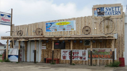 A tavern in the 'ghost town' of Swett, South Dakota. (Facebook / Stacie Montgomery)