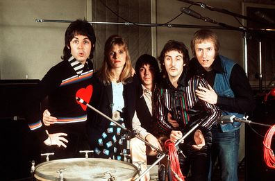 Paul McCartney, Linda McCartney, Jimmy McCulloch, Denny Laine and Geoff Britton of Wings in 1974. 