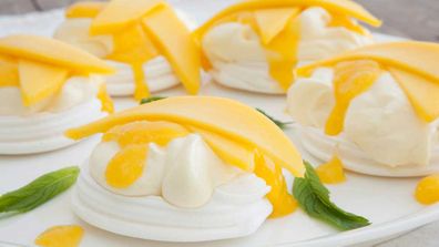 Mango pavlova