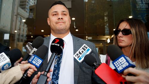 Jarryd Hayne quitte le tribunal après avoir été reconnu coupable par un jury d'agression sexuelle le 4 avril 2023.