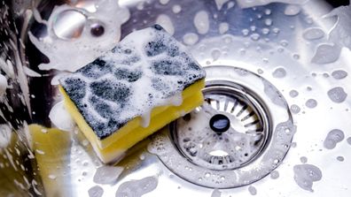 3 simple hacks for cleaning your kitchen sponge